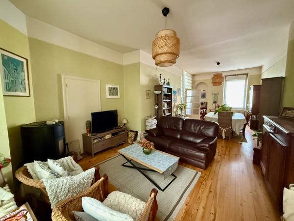 Villeneuve-sur-Lot, à deux pas de toutes les commodités, cette belle maison de ville vous séduira par ses 191 m² habitables et son cachet préservé. , Villeneuve sur lot