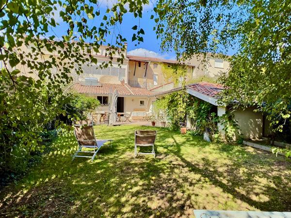 Villeneuve-sur-Lot, à deux pas de toutes les commodités, cette belle maison de ville vous séduira par ses 191 m² habitables et son cachet préservé. , Villeneuve sur lot