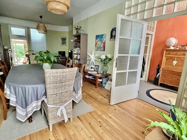 Villeneuve-sur-Lot, à deux pas de toutes les commodités, cette belle maison de ville vous séduira par ses 191 m² habitables et son cachet préservé. , Villeneuve sur lot