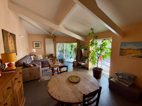 Villeneuve-sur-Lot, à deux pas de toutes les commodités, cette belle maison de ville vous séduira par ses 191 m² habitables et son cachet préservé. , Villeneuve sur lot