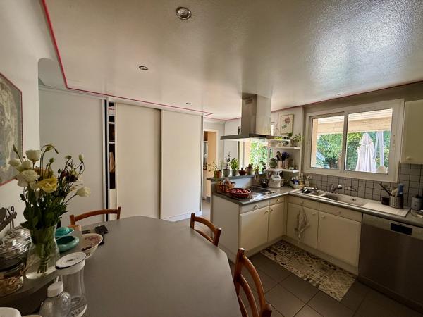 Villeneuve-sur-Lot, à deux pas de toutes les commodités, cette belle maison de ville vous séduira par ses 191 m² habitables et son cachet préservé. , Villeneuve sur lot