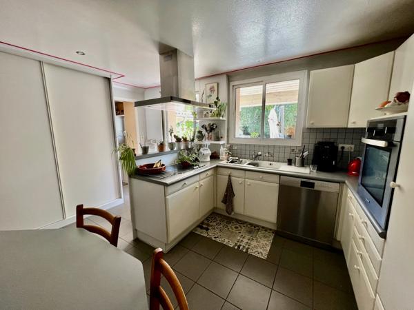 Villeneuve-sur-Lot, à deux pas de toutes les commodités, cette belle maison de ville vous séduira par ses 191 m² habitables et son cachet préservé. , Villeneuve sur lot