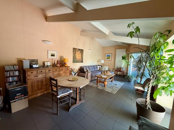 Villeneuve-sur-Lot, à deux pas de toutes les commodités, cette belle maison de ville vous séduira par ses 191 m² habitables et son cachet préservé. , Villeneuve sur lot