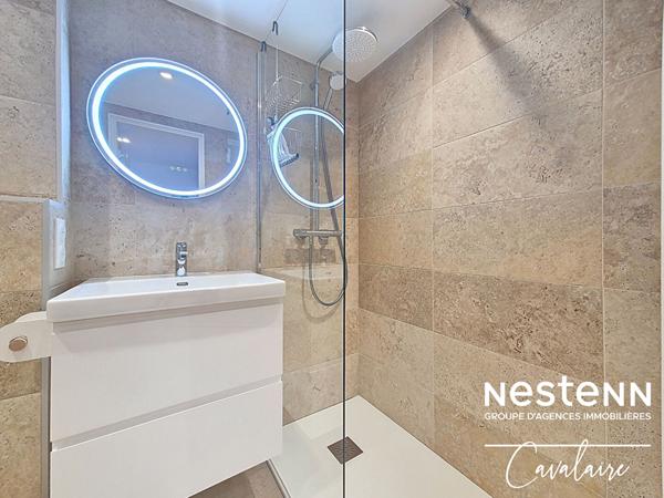 VUE MER - Appartement rénové dernier étage en excellent état avec terrasse, stationnement et piscine