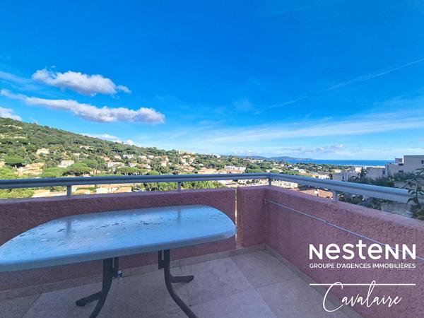 VUE MER - Appartement rénové dernier étage en excellent état avec terrasse, stationnement et piscine