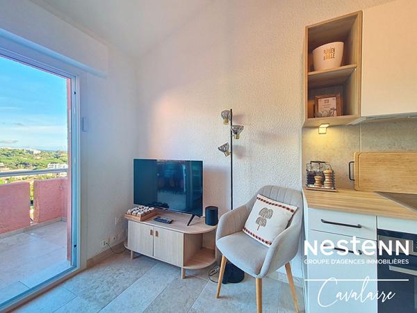 VUE MER - Appartement rénové dernier étage en excellent état avec terrasse, stationnement et piscine