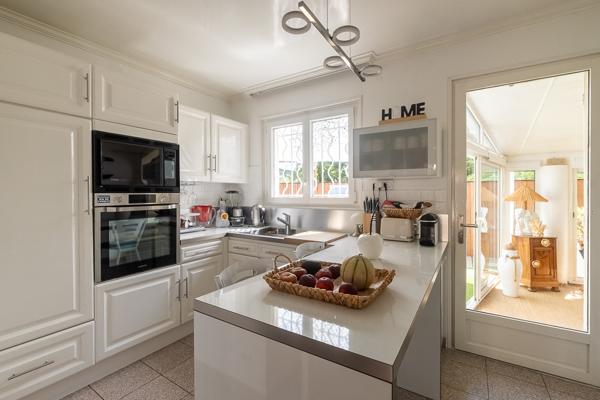 MERIGNAC  MAGNIFIQUE MAISON FAMILIALE AVEC 4 CHAMBRES  JARDIN ET GRANDE PISCINE