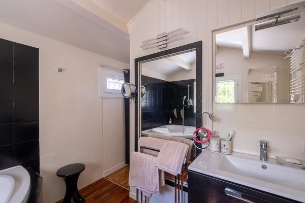 MERIGNAC  MAGNIFIQUE MAISON FAMILIALE AVEC 4 CHAMBRES  JARDIN ET GRANDE PISCINE