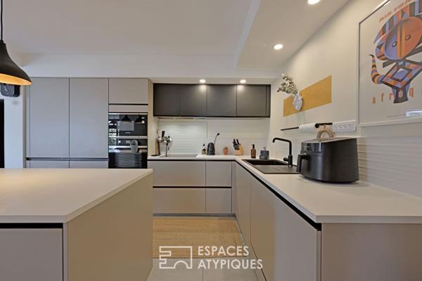 Appartement contemporain avec grande terrasse, vue dégagée et bassin de nage