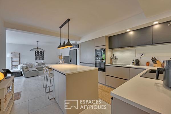Appartement contemporain avec grande terrasse, vue dégagée et bassin de nage