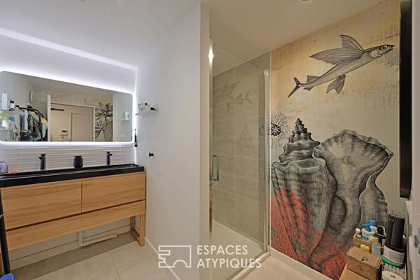 Appartement contemporain avec grande terrasse, vue dégagée et bassin de nage