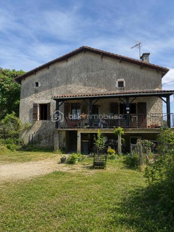 À seulement 4 km de Ruffec (16700) et environ 30 minutes d’Angoulême, découvrez cette maison offrant un beau potentiel, idéale pour un projet familial, une résidence principale ou un projet de rénovation.

Implantée sur un vaste terrain d’environ 7 900 m², cette propriété bénéficie d’un environnement agréable et d’une situation géographique recherchée, tout en restant proche des commodités.

 🏡La maison – environ 89 m² habitables

La maison se compose de :

Une cuisine
Une agréable pièce de vie d’environ 29 m² avec cheminée
3 chambres d’environ 10, 12 et 13 m²
Une salle de bains
Un WC indépendant
Une terrasse semi-couverte, idéale pour profiter des beaux jours et de la vue sur l’extérieur
Une cave voûtée
Un sous-sol d’environ 40 m², offrant un bel espace de stockage

Un grenier aménageable vient compléter l’ensemble et permet d’envisager la création de pièces supplémentaires selon vos besoins et vos envies.

 🧱Des dépendances aux volumes exceptionnels

La propriété dispose également d'une magnifique grande grange en pierre d’environ 140 m², offrant de nombreuses possibilités : garage, atelier, stockage, projet professionnel ou transformation en habitation sous réserve des autorisations nécessaires.

Un carport d’environ 80 m² complète les dépendances.

Vous profiterez également d’un puits, un véritable atout pour la propriété.

⚒️ Les + techniques
Pompe à chaleur installée en 2017
DPE : C
GES : A
Toiture et charpente en bon état
Grenier aménageable
Nombreuses dépendances
Cave voûtée
Puits
Très beau potentiel d’évolution
⚠️ Travaux à prévoir

La maison nécessite des travaux de rénovation afin de révéler pleinement son potentiel.

L’assainissement individuel est actuellement non conforme et devra faire l’objet d’une mise aux normes.

🌿 Un terrain de près de 7 900 m²

La propriété bénéficie d’un grand terrain d’environ 7 900 m², avec notamment une partie située en face de la maison, offrant de nombreuses possibilités selon votre projet : jardin, animaux, espace de loisirs, potager ou simplement profiter d’un vaste environnement extérieur.

➡️ Une propriété pleine de possibilités

Maison, grands volumes, grange en pierre, terrain généreux, proximité de Ruffec et d’Angoulême : cette propriété possède de nombreux atouts pour ceux qui recherchent un bien à personnaliser et à faire évoluer selon leurs envies.

Un bien rare par son potentiel, ses dépendances et la superficie de son terrain.

À découvrir sans tarder !
