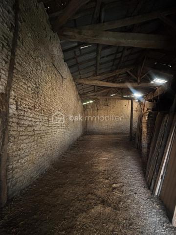 À seulement 4 km de Ruffec (16700) et environ 30 minutes d’Angoulême, découvrez cette maison offrant un beau potentiel, idéale pour un projet familial, une résidence principale ou un projet de rénovation.

Implantée sur un vaste terrain d’environ 7 900 m², cette propriété bénéficie d’un environnement agréable et d’une situation géographique recherchée, tout en restant proche des commodités.

 🏡La maison – environ 89 m² habitables

La maison se compose de :

Une cuisine
Une agréable pièce de vie d’environ 29 m² avec cheminée
3 chambres d’environ 10, 12 et 13 m²
Une salle de bains
Un WC indépendant
Une terrasse semi-couverte, idéale pour profiter des beaux jours et de la vue sur l’extérieur
Une cave voûtée
Un sous-sol d’environ 40 m², offrant un bel espace de stockage

Un grenier aménageable vient compléter l’ensemble et permet d’envisager la création de pièces supplémentaires selon vos besoins et vos envies.

 🧱Des dépendances aux volumes exceptionnels

La propriété dispose également d'une magnifique grande grange en pierre d’environ 140 m², offrant de nombreuses possibilités : garage, atelier, stockage, projet professionnel ou transformation en habitation sous réserve des autorisations nécessaires.

Un carport d’environ 80 m² complète les dépendances.

Vous profiterez également d’un puits, un véritable atout pour la propriété.

⚒️ Les + techniques
Pompe à chaleur installée en 2017
DPE : C
GES : A
Toiture et charpente en bon état
Grenier aménageable
Nombreuses dépendances
Cave voûtée
Puits
Très beau potentiel d’évolution
⚠️ Travaux à prévoir

La maison nécessite des travaux de rénovation afin de révéler pleinement son potentiel.

L’assainissement individuel est actuellement non conforme et devra faire l’objet d’une mise aux normes.

🌿 Un terrain de près de 7 900 m²

La propriété bénéficie d’un grand terrain d’environ 7 900 m², avec notamment une partie située en face de la maison, offrant de nombreuses possibilités selon votre projet : jardin, animaux, espace de loisirs, potager ou simplement profiter d’un vaste environnement extérieur.

➡️ Une propriété pleine de possibilités

Maison, grands volumes, grange en pierre, terrain généreux, proximité de Ruffec et d’Angoulême : cette propriété possède de nombreux atouts pour ceux qui recherchent un bien à personnaliser et à faire évoluer selon leurs envies.

Un bien rare par son potentiel, ses dépendances et la superficie de son terrain.

À découvrir sans tarder !