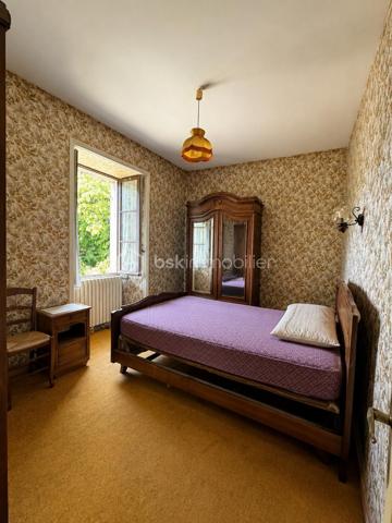 À seulement 4 km de Ruffec (16700) et environ 30 minutes d’Angoulême, découvrez cette maison offrant un beau potentiel, idéale pour un projet familial, une résidence principale ou un projet de rénovation.

Implantée sur un vaste terrain d’environ 7 900 m², cette propriété bénéficie d’un environnement agréable et d’une situation géographique recherchée, tout en restant proche des commodités.

 🏡La maison – environ 89 m² habitables

La maison se compose de :

Une cuisine
Une agréable pièce de vie d’environ 29 m² avec cheminée
3 chambres d’environ 10, 12 et 13 m²
Une salle de bains
Un WC indépendant
Une terrasse semi-couverte, idéale pour profiter des beaux jours et de la vue sur l’extérieur
Une cave voûtée
Un sous-sol d’environ 40 m², offrant un bel espace de stockage

Un grenier aménageable vient compléter l’ensemble et permet d’envisager la création de pièces supplémentaires selon vos besoins et vos envies.

 🧱Des dépendances aux volumes exceptionnels

La propriété dispose également d'une magnifique grande grange en pierre d’environ 140 m², offrant de nombreuses possibilités : garage, atelier, stockage, projet professionnel ou transformation en habitation sous réserve des autorisations nécessaires.

Un carport d’environ 80 m² complète les dépendances.

Vous profiterez également d’un puits, un véritable atout pour la propriété.

⚒️ Les + techniques
Pompe à chaleur installée en 2017
DPE : C
GES : A
Toiture et charpente en bon état
Grenier aménageable
Nombreuses dépendances
Cave voûtée
Puits
Très beau potentiel d’évolution
⚠️ Travaux à prévoir

La maison nécessite des travaux de rénovation afin de révéler pleinement son potentiel.

L’assainissement individuel est actuellement non conforme et devra faire l’objet d’une mise aux normes.

🌿 Un terrain de près de 7 900 m²

La propriété bénéficie d’un grand terrain d’environ 7 900 m², avec notamment une partie située en face de la maison, offrant de nombreuses possibilités selon votre projet : jardin, animaux, espace de loisirs, potager ou simplement profiter d’un vaste environnement extérieur.

➡️ Une propriété pleine de possibilités

Maison, grands volumes, grange en pierre, terrain généreux, proximité de Ruffec et d’Angoulême : cette propriété possède de nombreux atouts pour ceux qui recherchent un bien à personnaliser et à faire évoluer selon leurs envies.

Un bien rare par son potentiel, ses dépendances et la superficie de son terrain.

À découvrir sans tarder !
