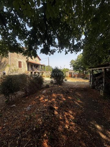 À seulement 4 km de Ruffec (16700) et environ 30 minutes d’Angoulême, découvrez cette maison offrant un beau potentiel, idéale pour un projet familial, une résidence principale ou un projet de rénovation.

Implantée sur un vaste terrain d’environ 7 900 m², cette propriété bénéficie d’un environnement agréable et d’une situation géographique recherchée, tout en restant proche des commodités.

 🏡La maison – environ 89 m² habitables

La maison se compose de :

Une cuisine
Une agréable pièce de vie d’environ 29 m² avec cheminée
3 chambres d’environ 10, 12 et 13 m²
Une salle de bains
Un WC indépendant
Une terrasse semi-couverte, idéale pour profiter des beaux jours et de la vue sur l’extérieur
Une cave voûtée
Un sous-sol d’environ 40 m², offrant un bel espace de stockage

Un grenier aménageable vient compléter l’ensemble et permet d’envisager la création de pièces supplémentaires selon vos besoins et vos envies.

 🧱Des dépendances aux volumes exceptionnels

La propriété dispose également d'une magnifique grande grange en pierre d’environ 140 m², offrant de nombreuses possibilités : garage, atelier, stockage, projet professionnel ou transformation en habitation sous réserve des autorisations nécessaires.

Un carport d’environ 80 m² complète les dépendances.

Vous profiterez également d’un puits, un véritable atout pour la propriété.

⚒️ Les + techniques
Pompe à chaleur installée en 2017
DPE : C
GES : A
Toiture et charpente en bon état
Grenier aménageable
Nombreuses dépendances
Cave voûtée
Puits
Très beau potentiel d’évolution
⚠️ Travaux à prévoir

La maison nécessite des travaux de rénovation afin de révéler pleinement son potentiel.

L’assainissement individuel est actuellement non conforme et devra faire l’objet d’une mise aux normes.

🌿 Un terrain de près de 7 900 m²

La propriété bénéficie d’un grand terrain d’environ 7 900 m², avec notamment une partie située en face de la maison, offrant de nombreuses possibilités selon votre projet : jardin, animaux, espace de loisirs, potager ou simplement profiter d’un vaste environnement extérieur.

➡️ Une propriété pleine de possibilités

Maison, grands volumes, grange en pierre, terrain généreux, proximité de Ruffec et d’Angoulême : cette propriété possède de nombreux atouts pour ceux qui recherchent un bien à personnaliser et à faire évoluer selon leurs envies.

Un bien rare par son potentiel, ses dépendances et la superficie de son terrain.

À découvrir sans tarder !