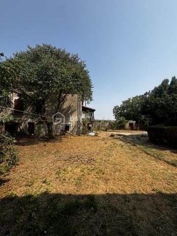 À seulement 4 km de Ruffec (16700) et environ 30 minutes d’Angoulême, découvrez cette maison offrant un beau potentiel, idéale pour un projet familial, une résidence principale ou un projet de rénovation.

Implantée sur un vaste terrain d’environ 7 900 m², cette propriété bénéficie d’un environnement agréable et d’une situation géographique recherchée, tout en restant proche des commodités.

 🏡La maison – environ 89 m² habitables

La maison se compose de :

Une cuisine
Une agréable pièce de vie d’environ 29 m² avec cheminée
3 chambres d’environ 10, 12 et 13 m²
Une salle de bains
Un WC indépendant
Une terrasse semi-couverte, idéale pour profiter des beaux jours et de la vue sur l’extérieur
Une cave voûtée
Un sous-sol d’environ 40 m², offrant un bel espace de stockage

Un grenier aménageable vient compléter l’ensemble et permet d’envisager la création de pièces supplémentaires selon vos besoins et vos envies.

 🧱Des dépendances aux volumes exceptionnels

La propriété dispose également d'une magnifique grande grange en pierre d’environ 140 m², offrant de nombreuses possibilités : garage, atelier, stockage, projet professionnel ou transformation en habitation sous réserve des autorisations nécessaires.

Un carport d’environ 80 m² complète les dépendances.

Vous profiterez également d’un puits, un véritable atout pour la propriété.

⚒️ Les + techniques
Pompe à chaleur installée en 2017
DPE : C
GES : A
Toiture et charpente en bon état
Grenier aménageable
Nombreuses dépendances
Cave voûtée
Puits
Très beau potentiel d’évolution
⚠️ Travaux à prévoir

La maison nécessite des travaux de rénovation afin de révéler pleinement son potentiel.

L’assainissement individuel est actuellement non conforme et devra faire l’objet d’une mise aux normes.

🌿 Un terrain de près de 7 900 m²

La propriété bénéficie d’un grand terrain d’environ 7 900 m², avec notamment une partie située en face de la maison, offrant de nombreuses possibilités selon votre projet : jardin, animaux, espace de loisirs, potager ou simplement profiter d’un vaste environnement extérieur.

➡️ Une propriété pleine de possibilités

Maison, grands volumes, grange en pierre, terrain généreux, proximité de Ruffec et d’Angoulême : cette propriété possède de nombreux atouts pour ceux qui recherchent un bien à personnaliser et à faire évoluer selon leurs envies.

Un bien rare par son potentiel, ses dépendances et la superficie de son terrain.

À découvrir sans tarder !