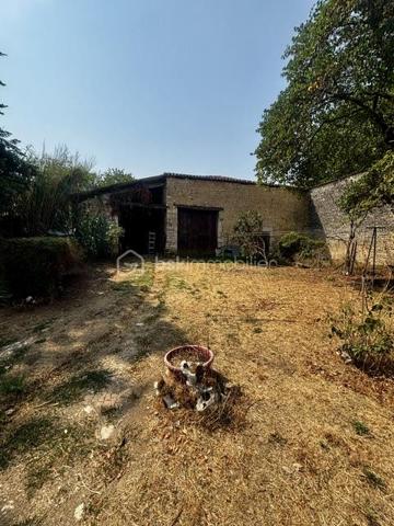 À seulement 4 km de Ruffec (16700) et environ 30 minutes d’Angoulême, découvrez cette maison offrant un beau potentiel, idéale pour un projet familial, une résidence principale ou un projet de rénovation.

Implantée sur un vaste terrain d’environ 7 900 m², cette propriété bénéficie d’un environnement agréable et d’une situation géographique recherchée, tout en restant proche des commodités.

 🏡La maison – environ 89 m² habitables

La maison se compose de :

Une cuisine
Une agréable pièce de vie d’environ 29 m² avec cheminée
3 chambres d’environ 10, 12 et 13 m²
Une salle de bains
Un WC indépendant
Une terrasse semi-couverte, idéale pour profiter des beaux jours et de la vue sur l’extérieur
Une cave voûtée
Un sous-sol d’environ 40 m², offrant un bel espace de stockage

Un grenier aménageable vient compléter l’ensemble et permet d’envisager la création de pièces supplémentaires selon vos besoins et vos envies.

 🧱Des dépendances aux volumes exceptionnels

La propriété dispose également d'une magnifique grande grange en pierre d’environ 140 m², offrant de nombreuses possibilités : garage, atelier, stockage, projet professionnel ou transformation en habitation sous réserve des autorisations nécessaires.

Un carport d’environ 80 m² complète les dépendances.

Vous profiterez également d’un puits, un véritable atout pour la propriété.

⚒️ Les + techniques
Pompe à chaleur installée en 2017
DPE : C
GES : A
Toiture et charpente en bon état
Grenier aménageable
Nombreuses dépendances
Cave voûtée
Puits
Très beau potentiel d’évolution
⚠️ Travaux à prévoir

La maison nécessite des travaux de rénovation afin de révéler pleinement son potentiel.

L’assainissement individuel est actuellement non conforme et devra faire l’objet d’une mise aux normes.

🌿 Un terrain de près de 7 900 m²

La propriété bénéficie d’un grand terrain d’environ 7 900 m², avec notamment une partie située en face de la maison, offrant de nombreuses possibilités selon votre projet : jardin, animaux, espace de loisirs, potager ou simplement profiter d’un vaste environnement extérieur.

➡️ Une propriété pleine de possibilités

Maison, grands volumes, grange en pierre, terrain généreux, proximité de Ruffec et d’Angoulême : cette propriété possède de nombreux atouts pour ceux qui recherchent un bien à personnaliser et à faire évoluer selon leurs envies.

Un bien rare par son potentiel, ses dépendances et la superficie de son terrain.

À découvrir sans tarder !
