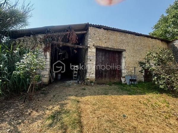 À seulement 4 km de Ruffec (16700) et environ 30 minutes d’Angoulême, découvrez cette maison offrant un beau potentiel, idéale pour un projet familial, une résidence principale ou un projet de rénovation.

Implantée sur un vaste terrain d’environ 7 900 m², cette propriété bénéficie d’un environnement agréable et d’une situation géographique recherchée, tout en restant proche des commodités.

 🏡La maison – environ 89 m² habitables

La maison se compose de :

Une cuisine
Une agréable pièce de vie d’environ 29 m² avec cheminée
3 chambres d’environ 10, 12 et 13 m²
Une salle de bains
Un WC indépendant
Une terrasse semi-couverte, idéale pour profiter des beaux jours et de la vue sur l’extérieur
Une cave voûtée
Un sous-sol d’environ 40 m², offrant un bel espace de stockage

Un grenier aménageable vient compléter l’ensemble et permet d’envisager la création de pièces supplémentaires selon vos besoins et vos envies.

 🧱Des dépendances aux volumes exceptionnels

La propriété dispose également d'une magnifique grande grange en pierre d’environ 140 m², offrant de nombreuses possibilités : garage, atelier, stockage, projet professionnel ou transformation en habitation sous réserve des autorisations nécessaires.

Un carport d’environ 80 m² complète les dépendances.

Vous profiterez également d’un puits, un véritable atout pour la propriété.

⚒️ Les + techniques
Pompe à chaleur installée en 2017
DPE : C
GES : A
Toiture et charpente en bon état
Grenier aménageable
Nombreuses dépendances
Cave voûtée
Puits
Très beau potentiel d’évolution
⚠️ Travaux à prévoir

La maison nécessite des travaux de rénovation afin de révéler pleinement son potentiel.

L’assainissement individuel est actuellement non conforme et devra faire l’objet d’une mise aux normes.

🌿 Un terrain de près de 7 900 m²

La propriété bénéficie d’un grand terrain d’environ 7 900 m², avec notamment une partie située en face de la maison, offrant de nombreuses possibilités selon votre projet : jardin, animaux, espace de loisirs, potager ou simplement profiter d’un vaste environnement extérieur.

➡️ Une propriété pleine de possibilités

Maison, grands volumes, grange en pierre, terrain généreux, proximité de Ruffec et d’Angoulême : cette propriété possède de nombreux atouts pour ceux qui recherchent un bien à personnaliser et à faire évoluer selon leurs envies.

Un bien rare par son potentiel, ses dépendances et la superficie de son terrain.

À découvrir sans tarder !