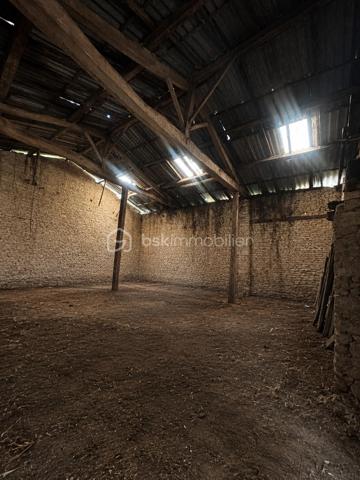 À seulement 4 km de Ruffec (16700) et environ 30 minutes d’Angoulême, découvrez cette maison offrant un beau potentiel, idéale pour un projet familial, une résidence principale ou un projet de rénovation.

Implantée sur un vaste terrain d’environ 7 900 m², cette propriété bénéficie d’un environnement agréable et d’une situation géographique recherchée, tout en restant proche des commodités.

 🏡La maison – environ 89 m² habitables

La maison se compose de :

Une cuisine
Une agréable pièce de vie d’environ 29 m² avec cheminée
3 chambres d’environ 10, 12 et 13 m²
Une salle de bains
Un WC indépendant
Une terrasse semi-couverte, idéale pour profiter des beaux jours et de la vue sur l’extérieur
Une cave voûtée
Un sous-sol d’environ 40 m², offrant un bel espace de stockage

Un grenier aménageable vient compléter l’ensemble et permet d’envisager la création de pièces supplémentaires selon vos besoins et vos envies.

 🧱Des dépendances aux volumes exceptionnels

La propriété dispose également d'une magnifique grande grange en pierre d’environ 140 m², offrant de nombreuses possibilités : garage, atelier, stockage, projet professionnel ou transformation en habitation sous réserve des autorisations nécessaires.

Un carport d’environ 80 m² complète les dépendances.

Vous profiterez également d’un puits, un véritable atout pour la propriété.

⚒️ Les + techniques
Pompe à chaleur installée en 2017
DPE : C
GES : A
Toiture et charpente en bon état
Grenier aménageable
Nombreuses dépendances
Cave voûtée
Puits
Très beau potentiel d’évolution
⚠️ Travaux à prévoir

La maison nécessite des travaux de rénovation afin de révéler pleinement son potentiel.

L’assainissement individuel est actuellement non conforme et devra faire l’objet d’une mise aux normes.

🌿 Un terrain de près de 7 900 m²

La propriété bénéficie d’un grand terrain d’environ 7 900 m², avec notamment une partie située en face de la maison, offrant de nombreuses possibilités selon votre projet : jardin, animaux, espace de loisirs, potager ou simplement profiter d’un vaste environnement extérieur.

➡️ Une propriété pleine de possibilités

Maison, grands volumes, grange en pierre, terrain généreux, proximité de Ruffec et d’Angoulême : cette propriété possède de nombreux atouts pour ceux qui recherchent un bien à personnaliser et à faire évoluer selon leurs envies.

Un bien rare par son potentiel, ses dépendances et la superficie de son terrain.

À découvrir sans tarder !