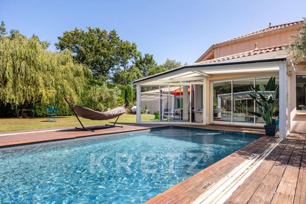 Maison de 196m2 au coeur d’un jardin arboré avec piscine.
