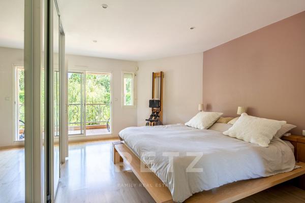 Maison de 196m2 au coeur d’un jardin arboré avec piscine.