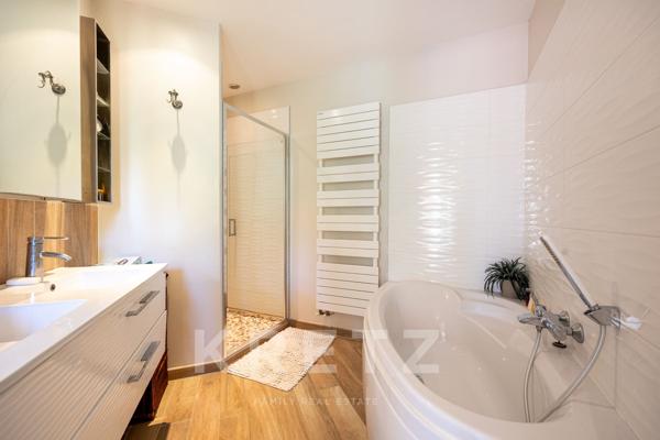 Maison de 196m2 au coeur d’un jardin arboré avec piscine.