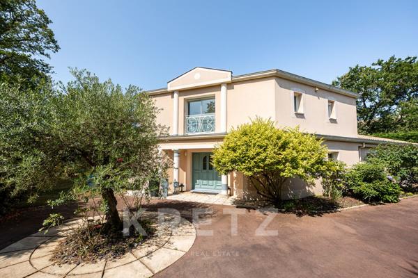Maison de 196m2 au coeur d’un jardin arboré avec piscine.