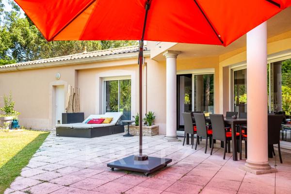 Maison de 196m2 au coeur d’un jardin arboré avec piscine.