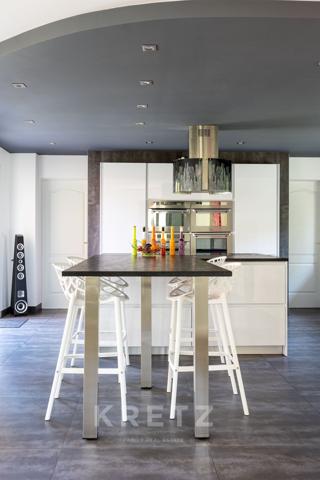 Maison de 196m2 au coeur d’un jardin arboré avec piscine.