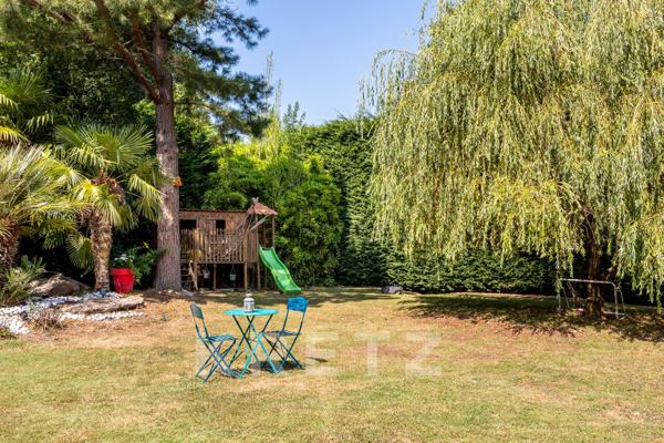 Maison de 196m2 au coeur d’un jardin arboré avec piscine.