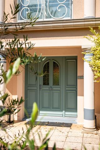 Maison de 196m2 au coeur d’un jardin arboré avec piscine.