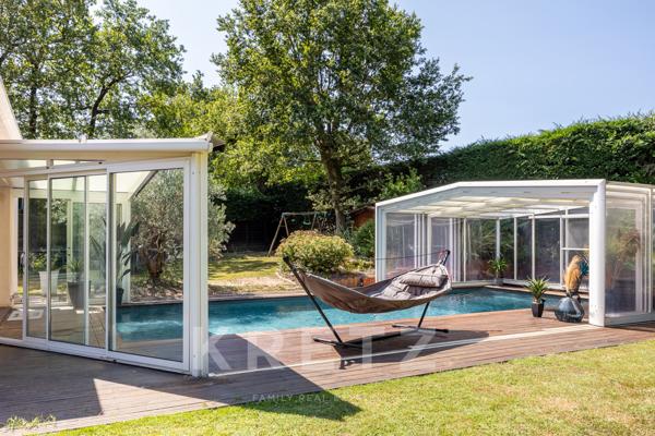 Maison de 196m2 au coeur d’un jardin arboré avec piscine.