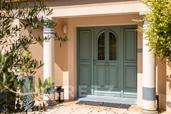 Maison de 196m2 au coeur d’un jardin arboré avec piscine.