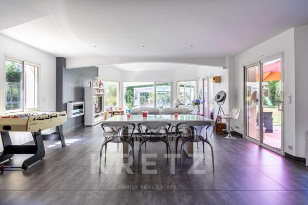 Maison de 196m2 au coeur d’un jardin arboré avec piscine.