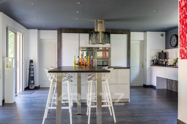 Maison de 196m2 au coeur d’un jardin arboré avec piscine.