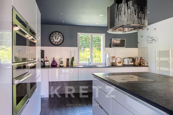 Maison de 196m2 au coeur d’un jardin arboré avec piscine.