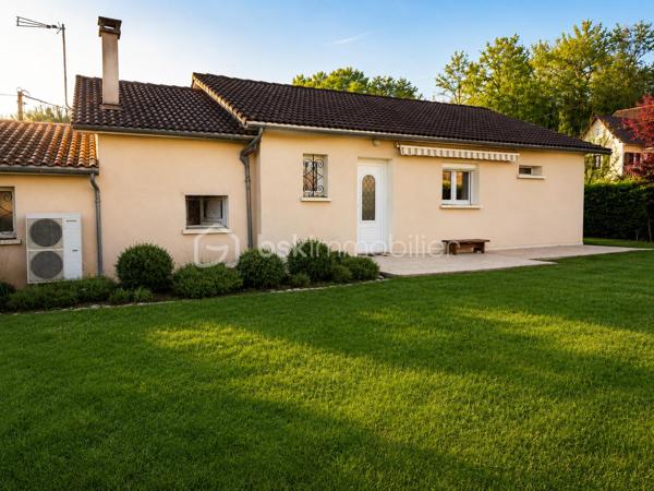 Laissez-vous séduire par cette maison d’environ 100 m², nichée sur un beau terrain de 800 m², offrant un cadre agréable et de belles possibilités d’aménagement.

Dès l’entrée, vous découvrirez un séjour convivial, une cuisine à imaginer selon vos envies, ainsi que 3 chambres permettant d’accueillir famille, amis ou espace bureau.

La maison dispose également d’une salle d’eau, d’une buanderie pratique et d’un garage, véritables atouts au quotidien.

À l’extérieur, les belles terrasses invitent aux repas d’été, aux moments de détente et aux soirées entre proches. Le système de chauffage par aérothermie apporte un vrai confort et une solution énergétique appréciable.

Une maison à personnaliser et à rafraichir, avec de beaux atouts, idéale pour celles et ceux qui recherchent un lieu de vie à façonner à leur image.