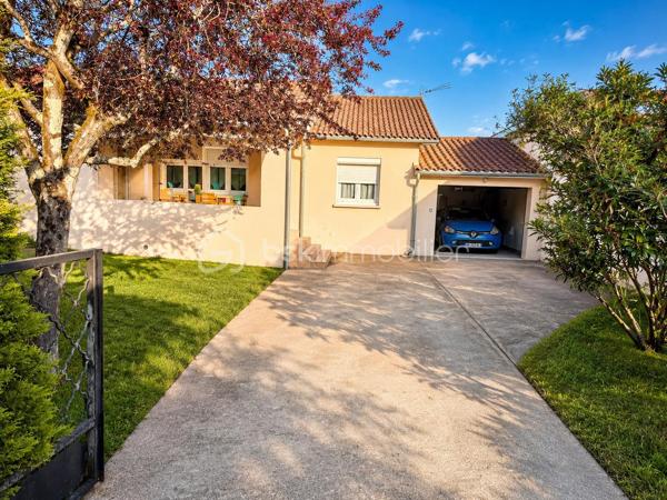 Laissez-vous séduire par cette maison d’environ 100 m², nichée sur un beau terrain de 800 m², offrant un cadre agréable et de belles possibilités d’aménagement.

Dès l’entrée, vous découvrirez un séjour convivial, une cuisine à imaginer selon vos envies, ainsi que 3 chambres permettant d’accueillir famille, amis ou espace bureau.

La maison dispose également d’une salle d’eau, d’une buanderie pratique et d’un garage, véritables atouts au quotidien.

À l’extérieur, les belles terrasses invitent aux repas d’été, aux moments de détente et aux soirées entre proches. Le système de chauffage par aérothermie apporte un vrai confort et une solution énergétique appréciable.

Une maison à personnaliser et à rafraichir, avec de beaux atouts, idéale pour celles et ceux qui recherchent un lieu de vie à façonner à leur image.