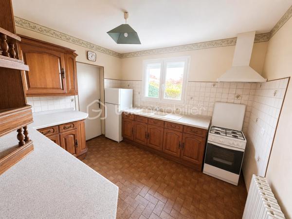 Laissez-vous séduire par cette maison d’environ 100 m², nichée sur un beau terrain de 800 m², offrant un cadre agréable et de belles possibilités d’aménagement.

Dès l’entrée, vous découvrirez un séjour convivial, une cuisine à imaginer selon vos envies, ainsi que 3 chambres permettant d’accueillir famille, amis ou espace bureau.

La maison dispose également d’une salle d’eau, d’une buanderie pratique et d’un garage, véritables atouts au quotidien.

À l’extérieur, les belles terrasses invitent aux repas d’été, aux moments de détente et aux soirées entre proches. Le système de chauffage par aérothermie apporte un vrai confort et une solution énergétique appréciable.

Une maison à personnaliser et à rafraichir, avec de beaux atouts, idéale pour celles et ceux qui recherchent un lieu de vie à façonner à leur image.