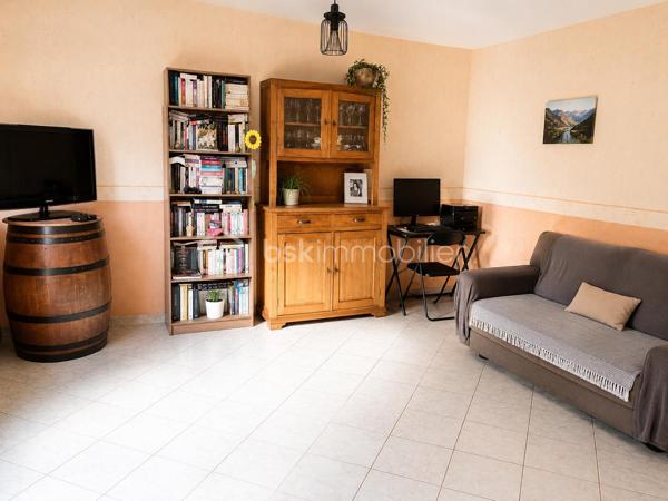 Laissez-vous séduire par cette maison d’environ 100 m², nichée sur un beau terrain de 800 m², offrant un cadre agréable et de belles possibilités d’aménagement.

Dès l’entrée, vous découvrirez un séjour convivial, une cuisine à imaginer selon vos envies, ainsi que 3 chambres permettant d’accueillir famille, amis ou espace bureau.

La maison dispose également d’une salle d’eau, d’une buanderie pratique et d’un garage, véritables atouts au quotidien.

À l’extérieur, les belles terrasses invitent aux repas d’été, aux moments de détente et aux soirées entre proches. Le système de chauffage par aérothermie apporte un vrai confort et une solution énergétique appréciable.

Une maison à personnaliser et à rafraichir, avec de beaux atouts, idéale pour celles et ceux qui recherchent un lieu de vie à façonner à leur image.