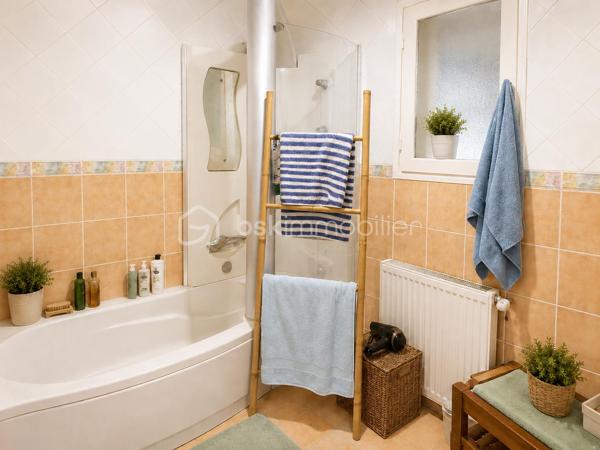Laissez-vous séduire par cette maison d’environ 100 m², nichée sur un beau terrain de 800 m², offrant un cadre agréable et de belles possibilités d’aménagement.

Dès l’entrée, vous découvrirez un séjour convivial, une cuisine à imaginer selon vos envies, ainsi que 3 chambres permettant d’accueillir famille, amis ou espace bureau.

La maison dispose également d’une salle d’eau, d’une buanderie pratique et d’un garage, véritables atouts au quotidien.

À l’extérieur, les belles terrasses invitent aux repas d’été, aux moments de détente et aux soirées entre proches. Le système de chauffage par aérothermie apporte un vrai confort et une solution énergétique appréciable.

Une maison à personnaliser et à rafraichir, avec de beaux atouts, idéale pour celles et ceux qui recherchent un lieu de vie à façonner à leur image.