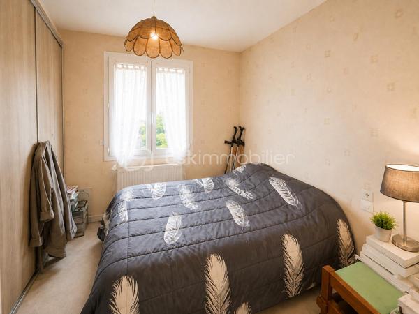Laissez-vous séduire par cette maison d’environ 100 m², nichée sur un beau terrain de 800 m², offrant un cadre agréable et de belles possibilités d’aménagement.

Dès l’entrée, vous découvrirez un séjour convivial, une cuisine à imaginer selon vos envies, ainsi que 3 chambres permettant d’accueillir famille, amis ou espace bureau.

La maison dispose également d’une salle d’eau, d’une buanderie pratique et d’un garage, véritables atouts au quotidien.

À l’extérieur, les belles terrasses invitent aux repas d’été, aux moments de détente et aux soirées entre proches. Le système de chauffage par aérothermie apporte un vrai confort et une solution énergétique appréciable.

Une maison à personnaliser et à rafraichir, avec de beaux atouts, idéale pour celles et ceux qui recherchent un lieu de vie à façonner à leur image.