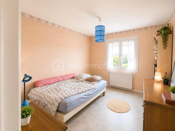 Laissez-vous séduire par cette maison d’environ 100 m², nichée sur un beau terrain de 800 m², offrant un cadre agréable et de belles possibilités d’aménagement.

Dès l’entrée, vous découvrirez un séjour convivial, une cuisine à imaginer selon vos envies, ainsi que 3 chambres permettant d’accueillir famille, amis ou espace bureau.

La maison dispose également d’une salle d’eau, d’une buanderie pratique et d’un garage, véritables atouts au quotidien.

À l’extérieur, les belles terrasses invitent aux repas d’été, aux moments de détente et aux soirées entre proches. Le système de chauffage par aérothermie apporte un vrai confort et une solution énergétique appréciable.

Une maison à personnaliser et à rafraichir, avec de beaux atouts, idéale pour celles et ceux qui recherchent un lieu de vie à façonner à leur image.