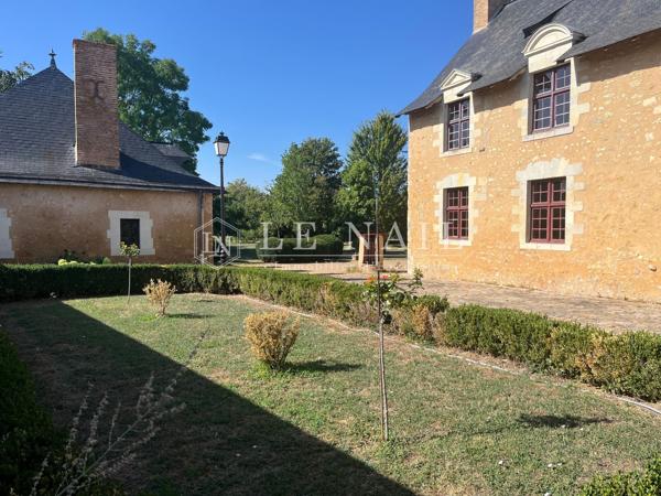 Charmant manoir des XVe et XVIIe siècles dans la Sarthe