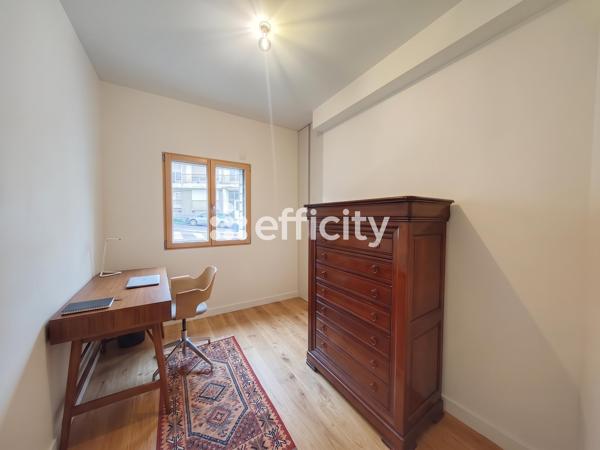 Appartement
         6 pièces
        - 121 m² 257 900 € *