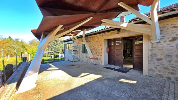 Grande maison familiale en Pierre avec Jardin - Piscine et Ruisseau- Proche saint-Junien