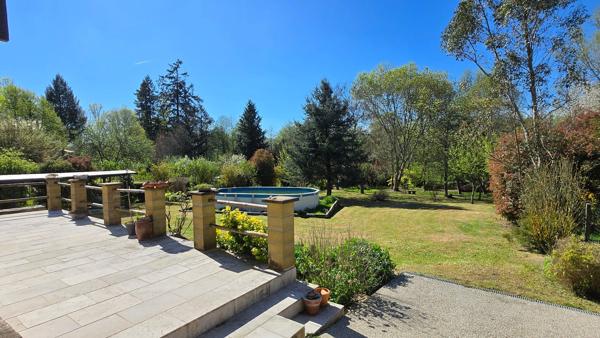 Grande maison familiale en Pierre avec Jardin - Piscine et Ruisseau- Proche saint-Junien