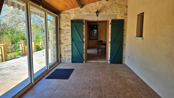 Grande maison familiale en Pierre avec Jardin - Piscine et Ruisseau- Proche saint-Junien