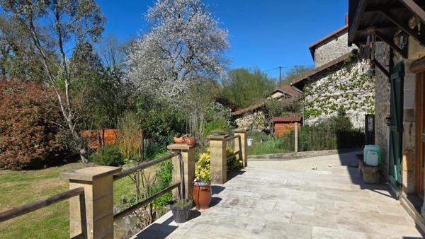 Grande maison familiale en Pierre avec Jardin - Piscine et Ruisseau- Proche saint-Junien