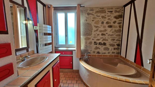 Grande maison familiale en Pierre avec Jardin - Piscine et Ruisseau- Proche saint-Junien